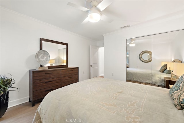 964 Calle Aragon Unit D, Laguna Woods, CA 92637 - bedroom with wood finished floors, ornamental molding, a closet, baseboards, and ceiling fan