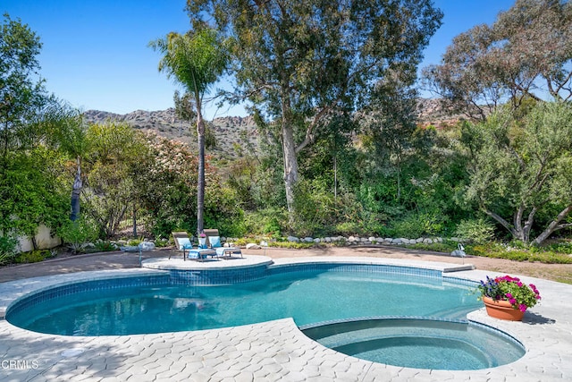 1480 Forest Knoll Dr, Oak Park, CA 91377 - view of swimming pool featuring a patio, a pool with connected hot tub, and a mountain view