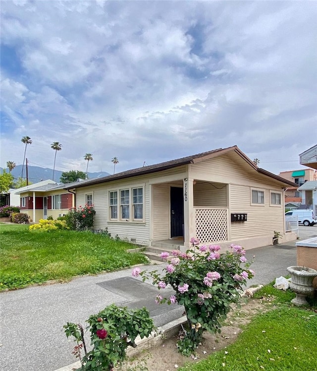 ranch-style home featuring a front lawn