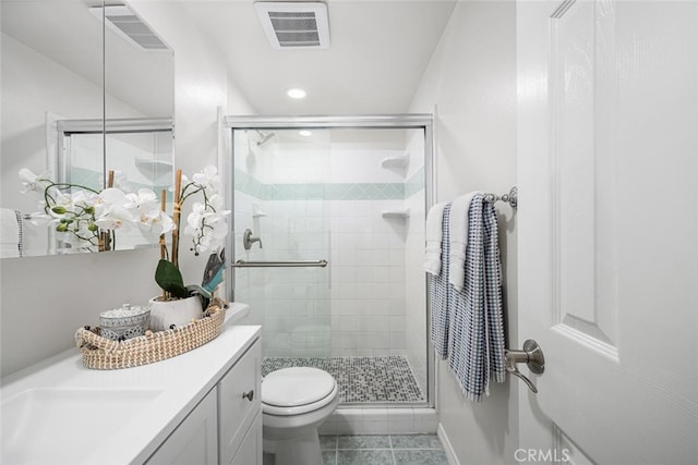 full bath featuring toilet, visible vents, a shower stall, and recessed lighting