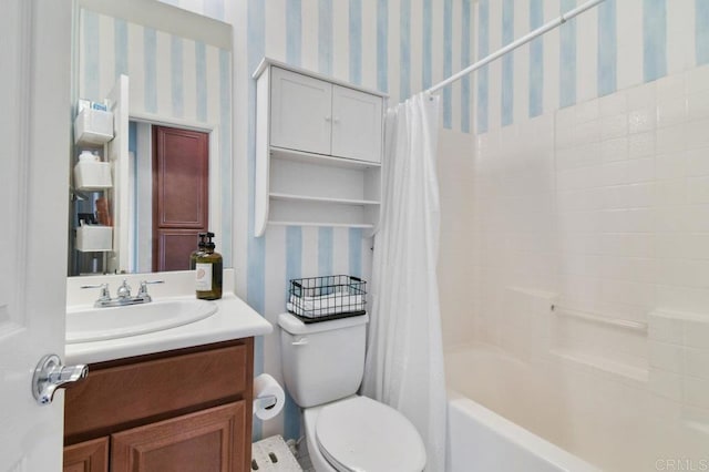 full bathroom featuring shower / bathtub combination with curtain, toilet, vanity, and wallpapered walls