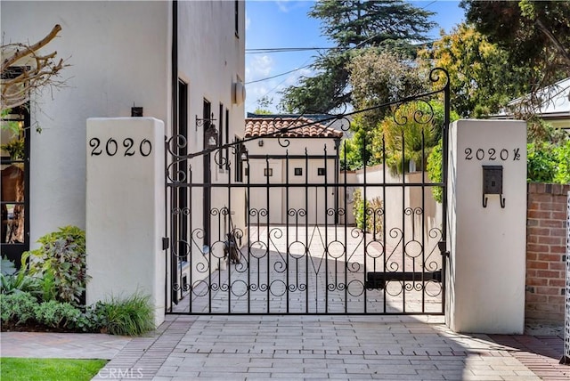 2020 N Victoria Dr, Santa Ana, CA 92706 - view of gate