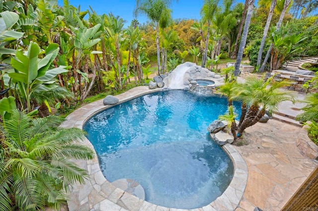 3161921 Via Puerta Del Sol, Bonsall, CA 92003 - pool with an in ground hot tub