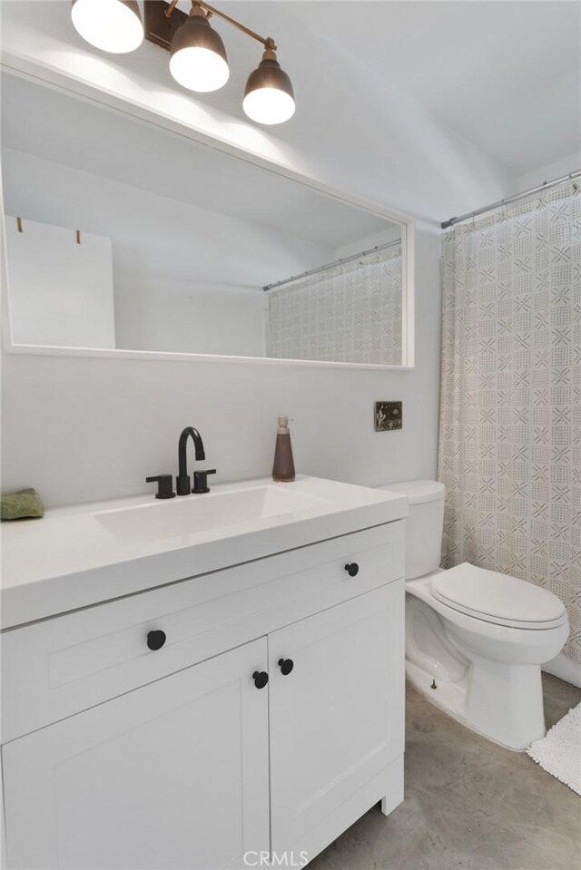 bathroom with toilet, a shower with curtain, and vanity