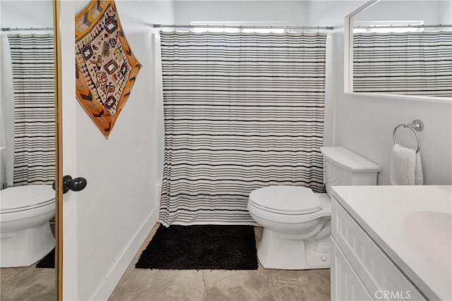 full bathroom featuring toilet, curtained shower, vanity, and baseboards