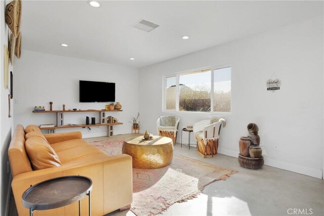living room featuring recessed lighting, visible vents, finished concrete flooring, and baseboards