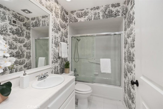 full bath with visible vents, vanity, toilet, wallpapered walls, and enclosed tub / shower combo