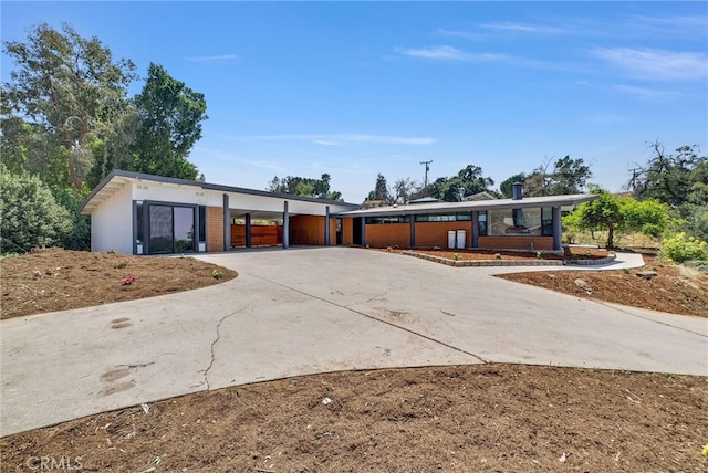 15495 Washington St, Riverside, CA 92506 - view of front of home featuring driveway