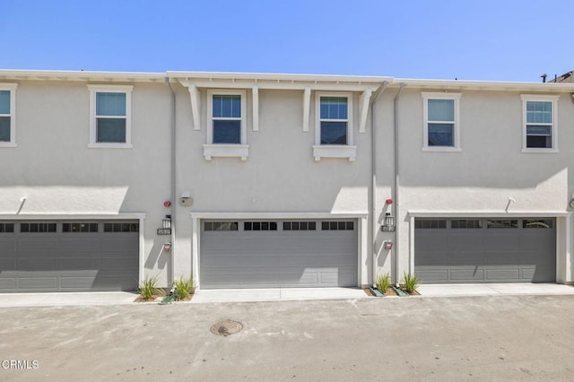 view of front facade featuring an attached garage and stucco siding