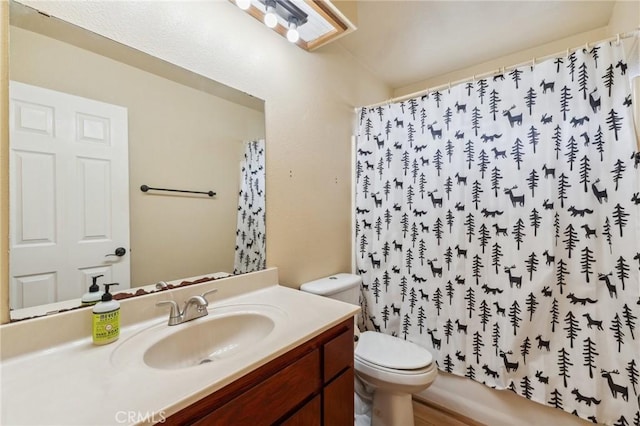 1045 Clover Ln, Hanford, CA 93230 - full bath with toilet, curtained shower, and vanity
