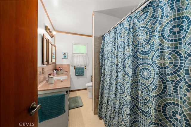 full bath featuring toilet, vanity, crown molding, and a shower with curtain