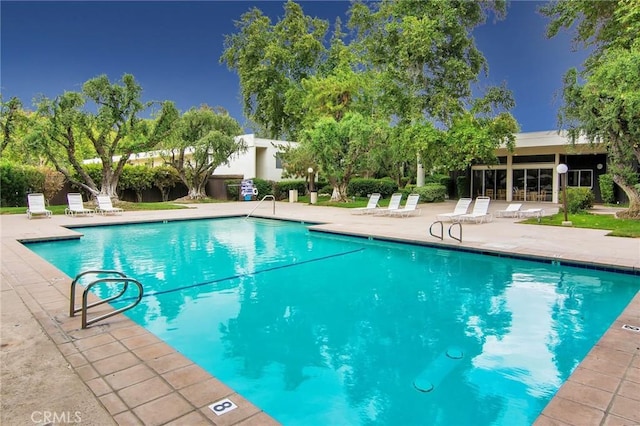 23515 Lyons Ave Unit 286, Valencia, CA 91355 - community pool with a patio area