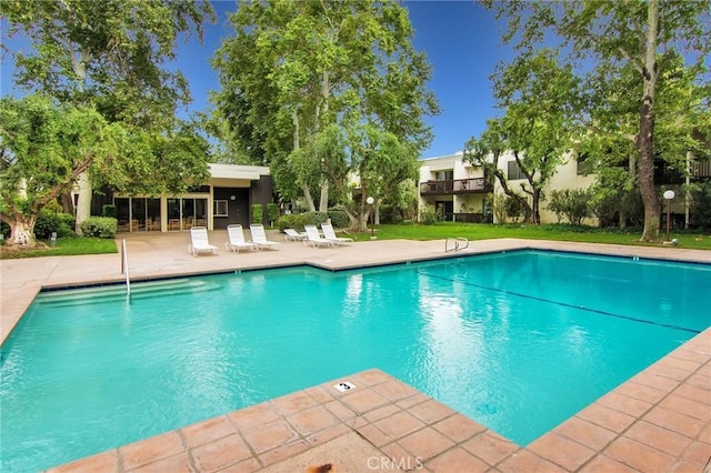 23515 Lyons Ave Unit 286, Valencia, CA 91355 - community pool with a patio area and a yard