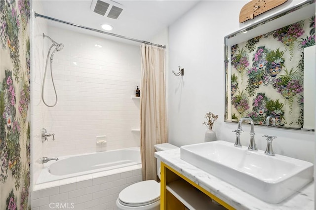 full bathroom featuring visible vents, tiled shower / bath, toilet, recessed lighting, and vanity