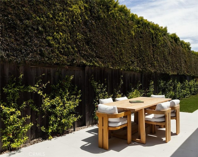 286 Cecil Pl, Costa Mesa, CA 92627 - view of patio / terrace with a fenced backyard and outdoor dining area