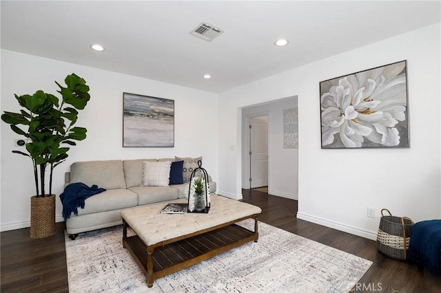 living room featuring recessed lighting, baseboards, visible vents, and dark wood-type flooring