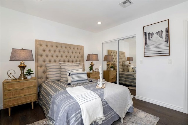 bedroom featuring recessed lighting, baseboards, wood finished floors, visible vents, and a closet