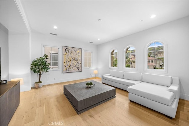 living area featuring visible vents, recessed lighting, light wood-style flooring, and baseboards