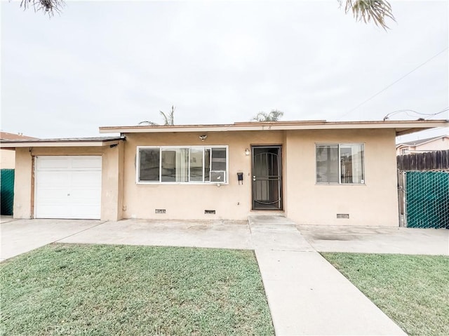 ranch-style house with fence, stucco siding, a front yard, and crawl space