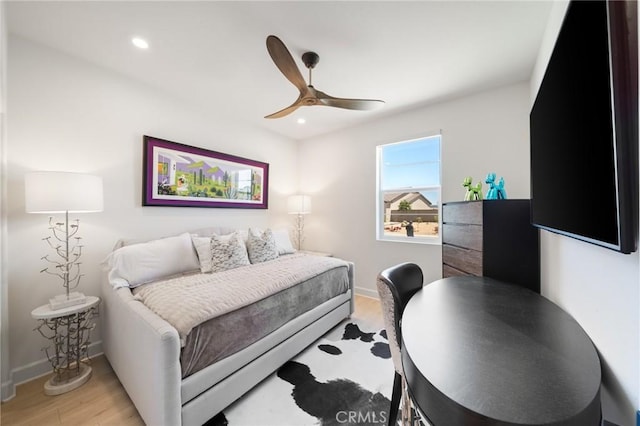 bedroom featuring light wood-style floors, baseboards, a ceiling fan, and recessed lighting