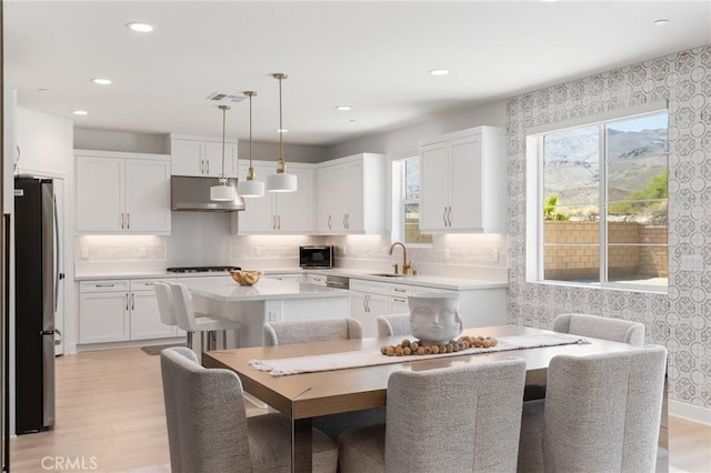 dining area featuring visible vents, recessed lighting, and light wood-style flooring