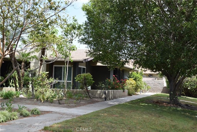 view of front of home featuring a front yard