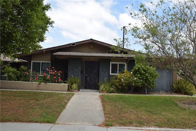 view of front of home featuring a front lawn