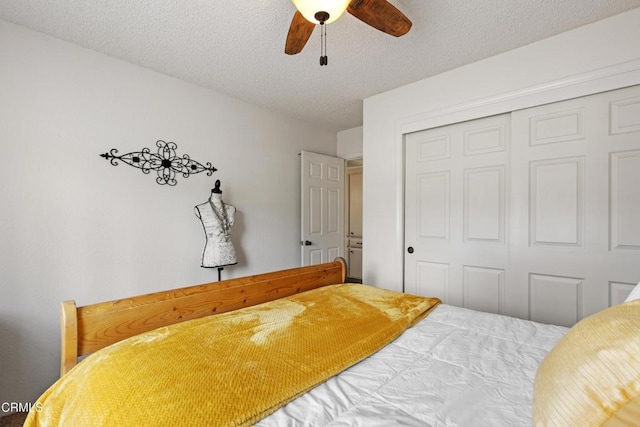 bedroom featuring a textured ceiling, ceiling fan, and a closet