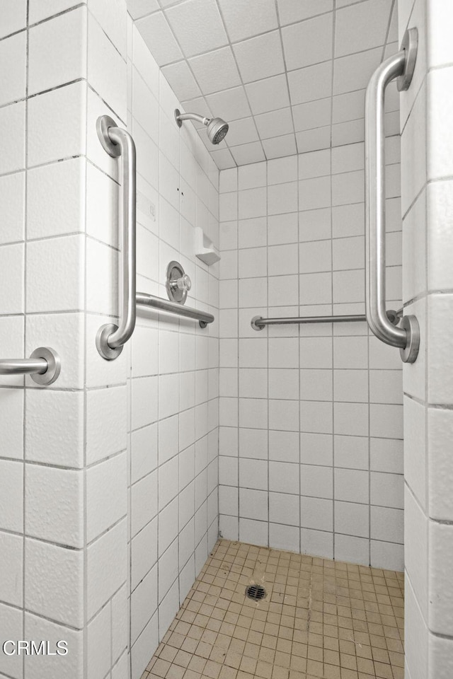 bathroom featuring tiled shower