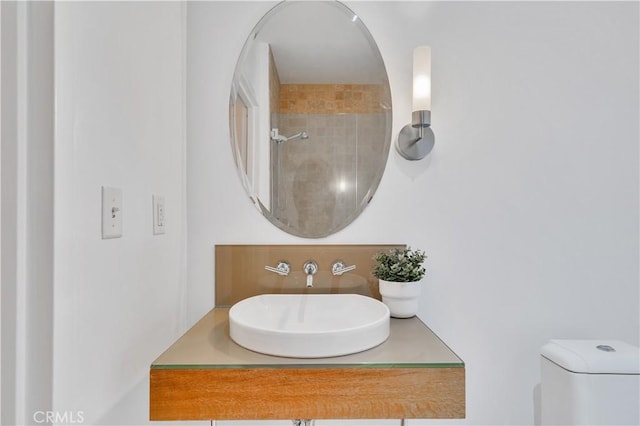 bathroom featuring a sink