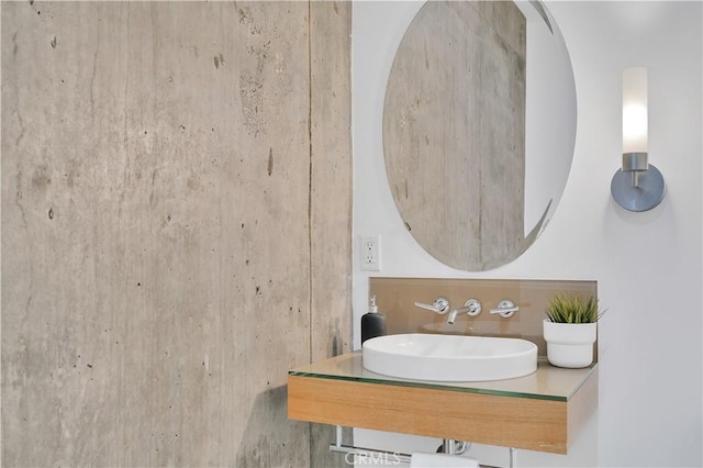 bathroom featuring a sink