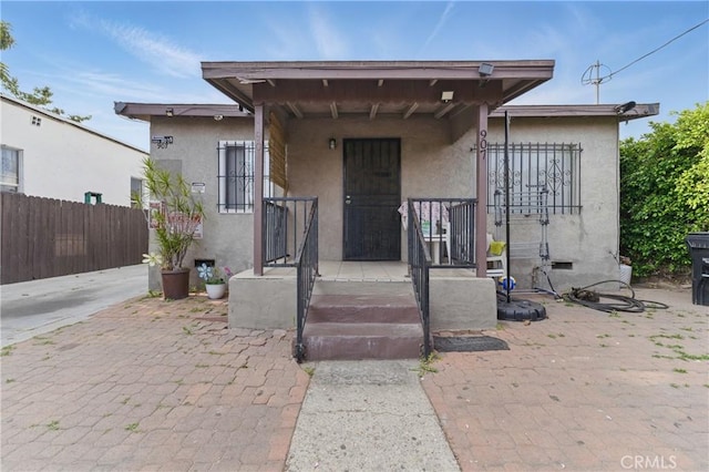907 E 109th Pl, Los Angeles, CA 90059 - view of front of home featuring fence and stucco siding