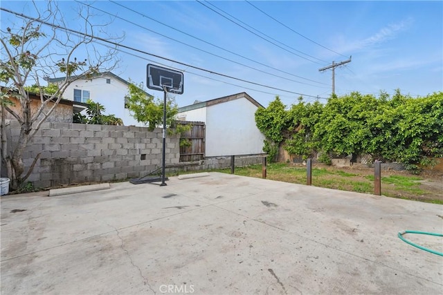 907 E 109th Pl, Los Angeles, CA 90059 - view of sport court with fence