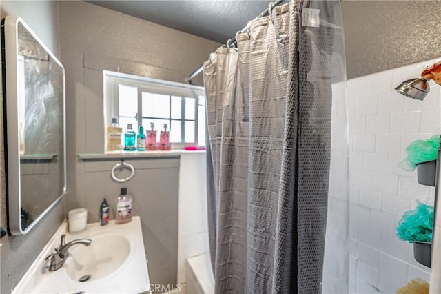 907 E 109th Pl, Los Angeles, CA 90059 - bathroom with vanity and a shower with shower curtain