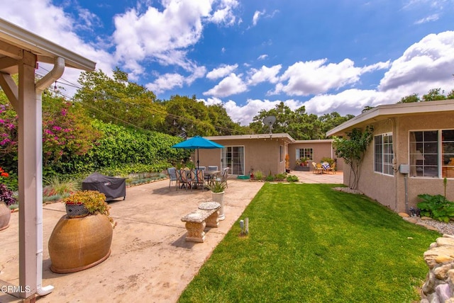 view of yard featuring a patio area