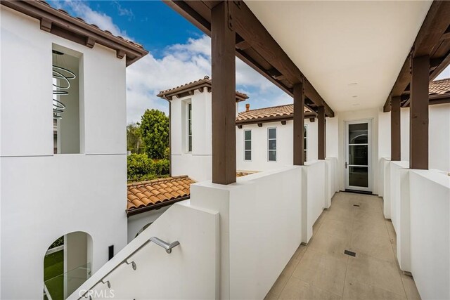 exterior space featuring a balcony