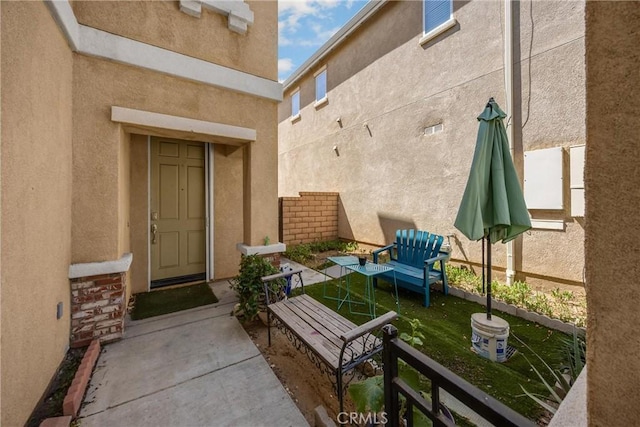 view of exterior entry featuring stucco siding