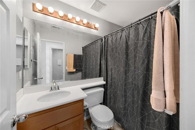 full bath featuring visible vents, toilet, a shower with curtain, and vanity
