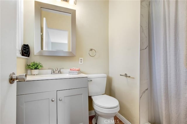927 Alta Loma Dr, Corona, CA 92882 - full bath featuring vanity and curtained shower