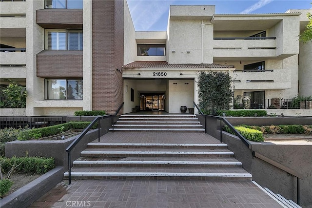 21650 Burbank Blvd Unit 111, Woodland Hills, CA 91367 - entrance to property with stucco siding