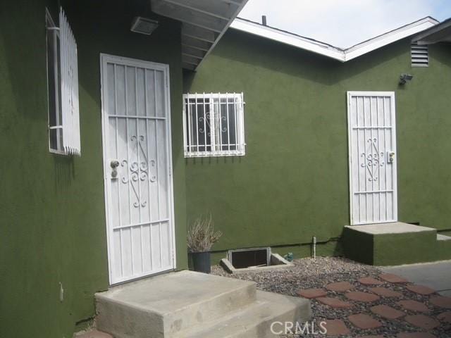 2927 S Genesee Ave, Los Angeles, CA 90016 - entrance to property with stucco siding