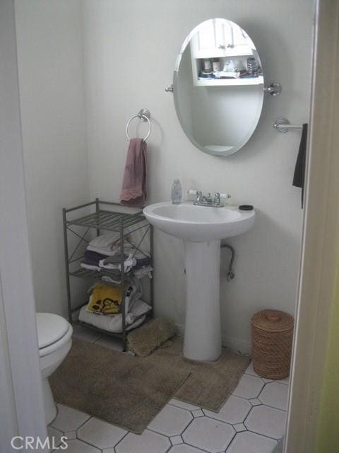 2927 S Genesee Ave, Los Angeles, CA 90016 - bathroom featuring toilet and a sink