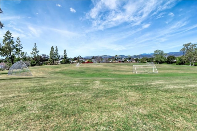 view of yard with a mountain view