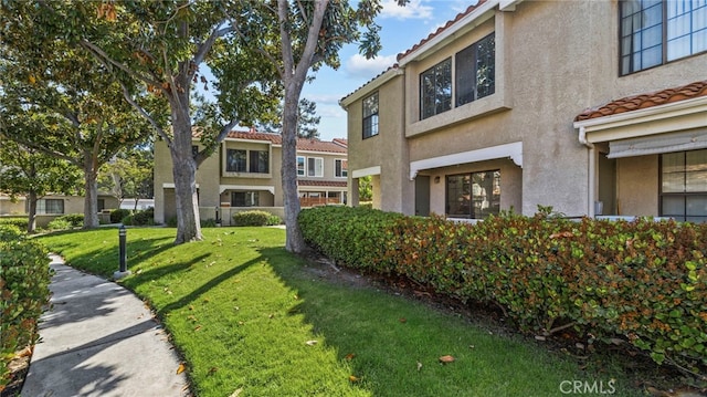 view of property's community featuring a yard