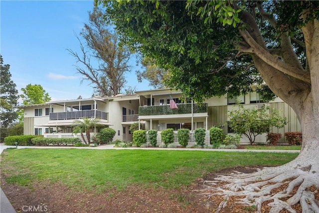 124 Via Estrada Unit D, Laguna Woods, CA 92637 - exterior space with a front yard