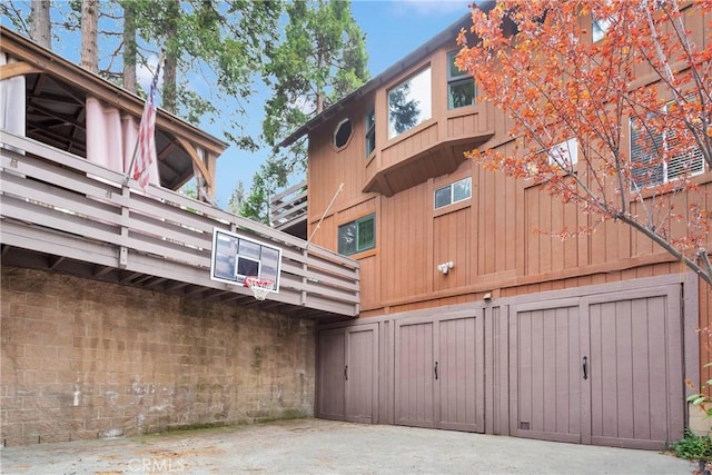825 Grass Valley Rd, Lake Arrowhead, CA 92352 - view of home's exterior with driveway and a garage