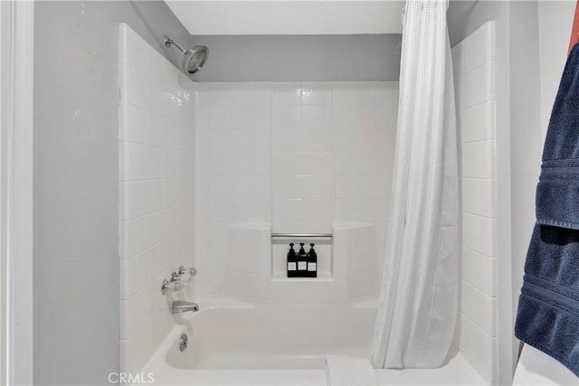 825 Grass Valley Rd, Lake Arrowhead, CA 92352 - full bathroom featuring shower / tub combo