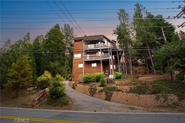 825 Grass Valley Rd, Lake Arrowhead, CA 92352 - view of front facade featuring a balcony