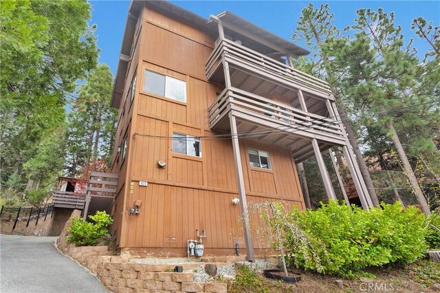 825 Grass Valley Rd, Lake Arrowhead, CA 92352 - view of property exterior featuring a balcony