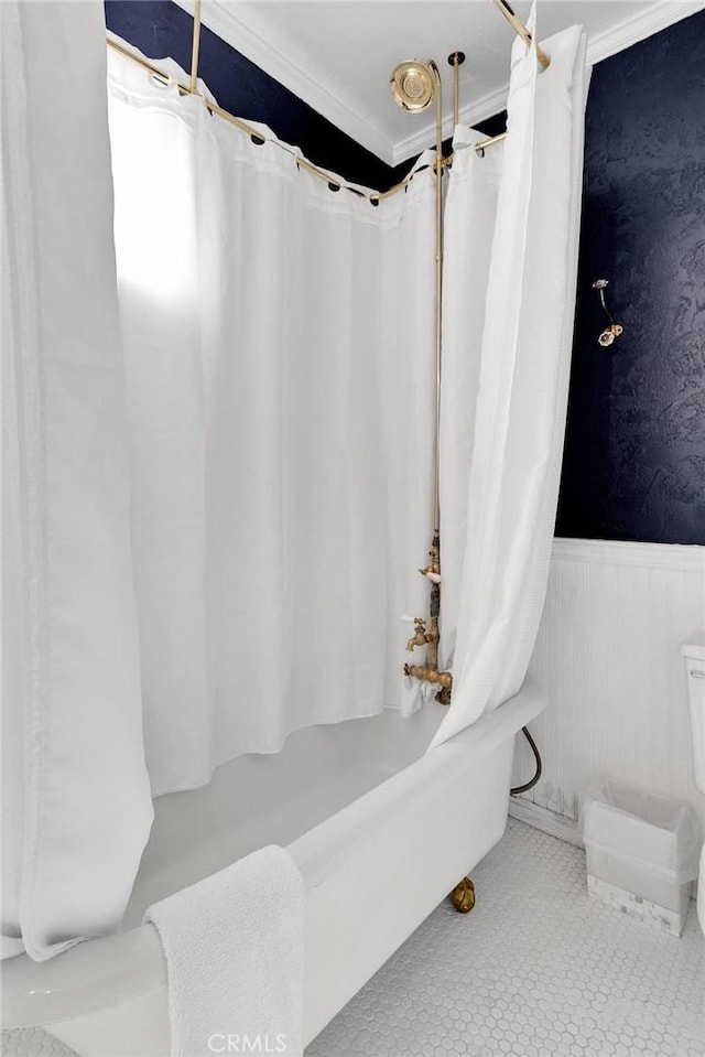 825 Grass Valley Rd, Lake Arrowhead, CA 92352 - full bath with toilet, a wainscoted wall, ornamental molding, and shower / tub combo with curtain